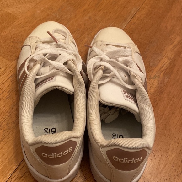 Adidas white leather lace up sneakers with arose gold colored stripe size 10 - Picture 6 of 12